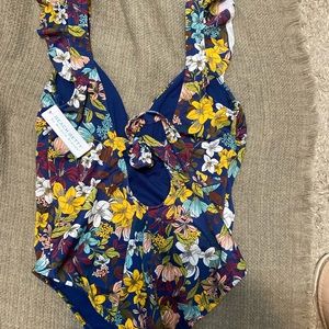 Beautiful one pc size lg ( fits size 10/12 women)